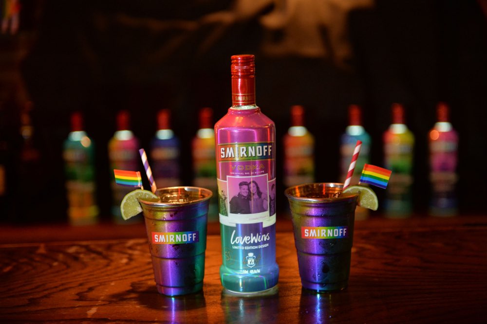 Smirnoff presenta el diseño de botellas LGBTQ+ con “Love Wins”