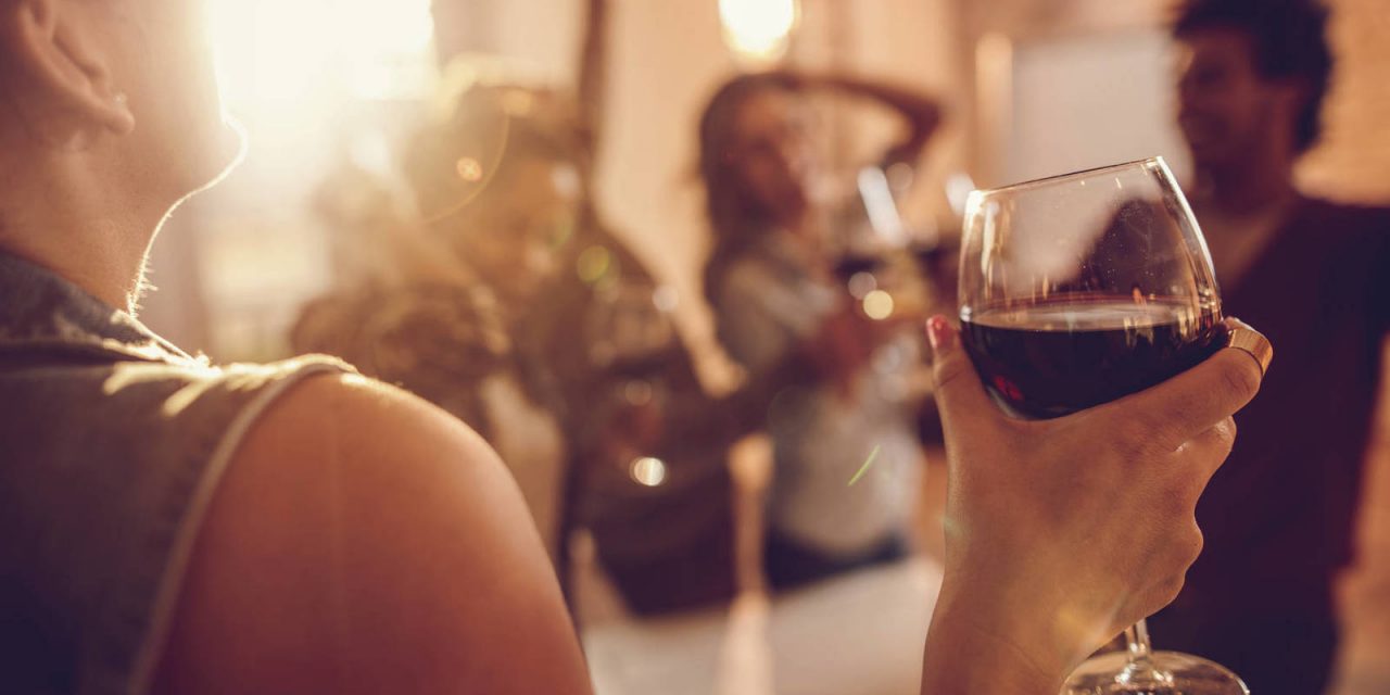 ¿Quieres vivir más de 90 años? Tendrías que beber una copa de vino al día, según la Universidad de Maastricht