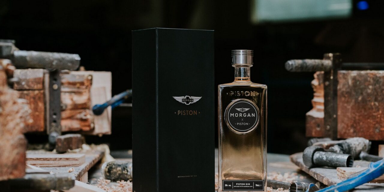 El fabricante de coches The Morgan Motor Company crea ginebra con el excedente de madera, Morgan x Piston Gin
