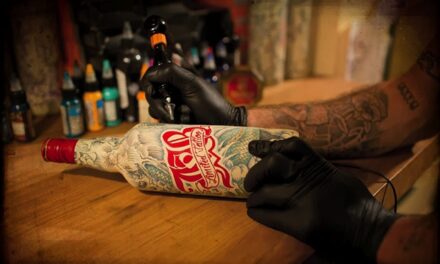J&B y Le Sphinx tatúan botellas en una preciosa edición limitada