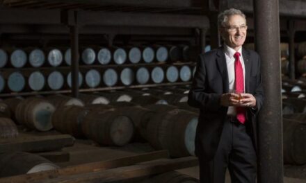 Glen Grant presenta el whisky de 60 años para celebrar al maestro destilador Dennis Malcolm