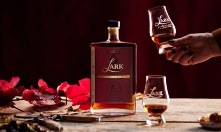 Lark Distillery se une a Frogmore Creek para crear un whisky Ruby Pinot Cask Finish