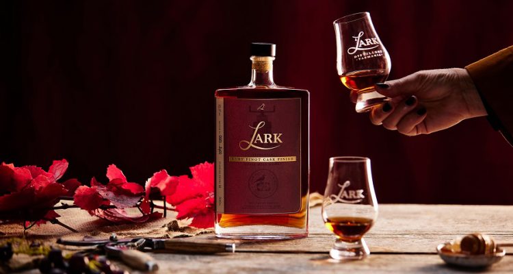 Lark Distillery se une a Frogmore Creek para crear un whisky Ruby Pinot Cask Finish