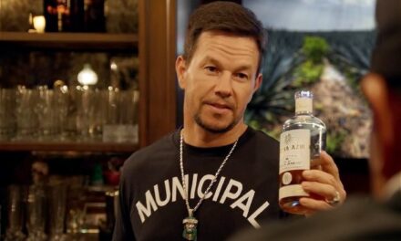 Mark Wahlberg lanza su propio tequila, Flecha Azul