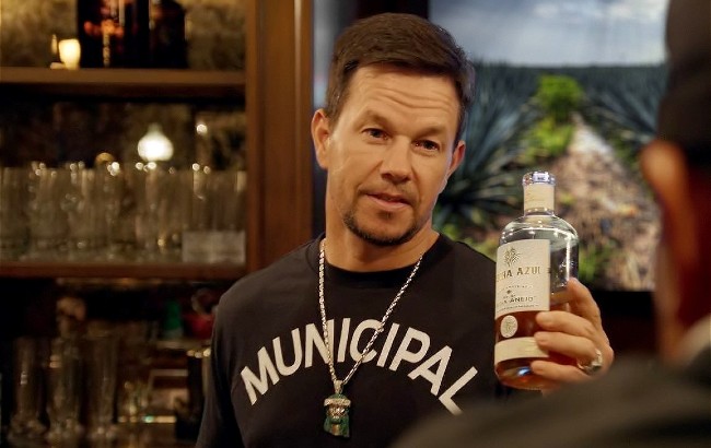 Mark Wahlberg lanza su propio tequila, Flecha Azul