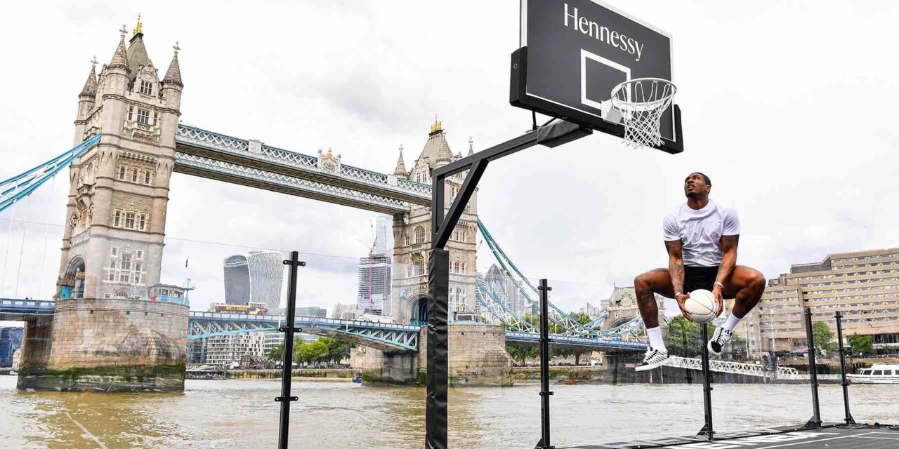 Hennessy y la NBA inauguran una cancha de baloncesto flotante en el río Támesis
