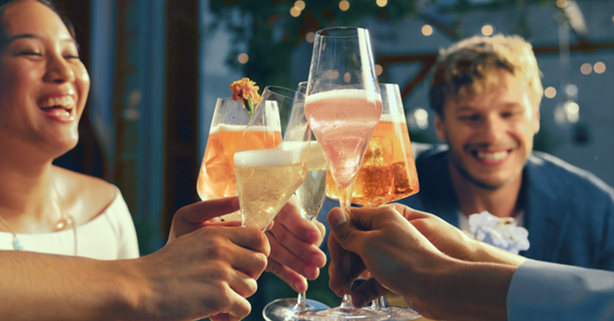 Brindis por los momentos memorables de la temporada con La Marca Prosecco