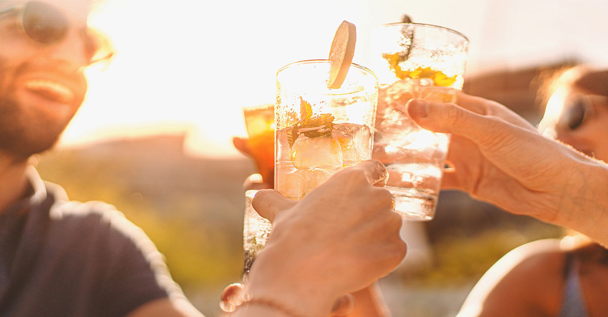 Un nuevo informe financiado por el Congreso mantiene los beneficios del consumo moderado de alcohol