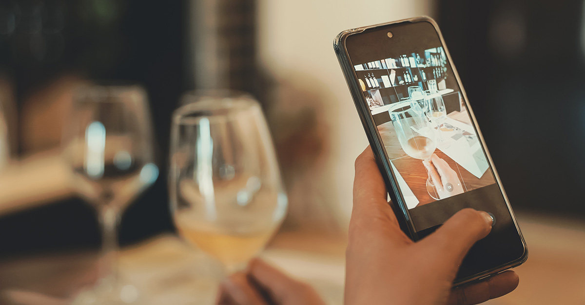 Pregúntele a un somm: ¿Es de mala educación tomar una fotografía de la botella que pedí?