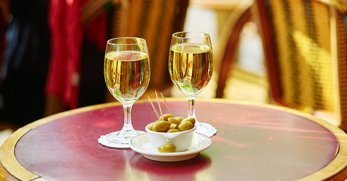 Cafés de París atrapados estafando a los turistas con vino barato