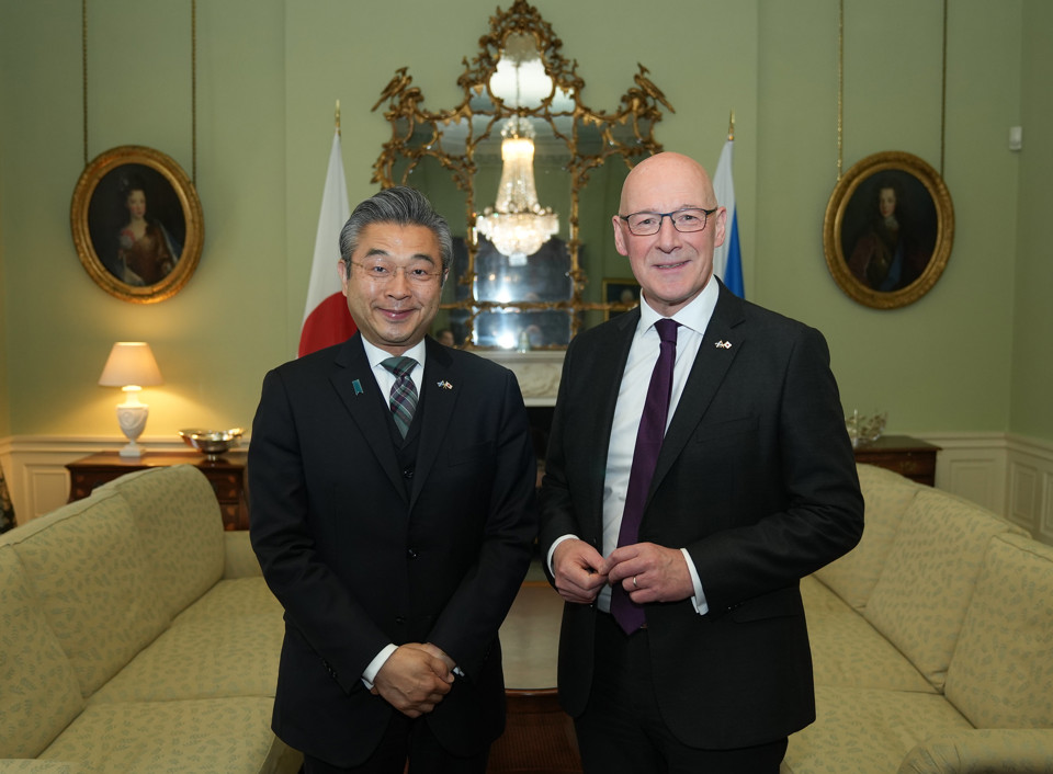Botella del whisky Glover presentado al embajador de Japón en el Reino Unido