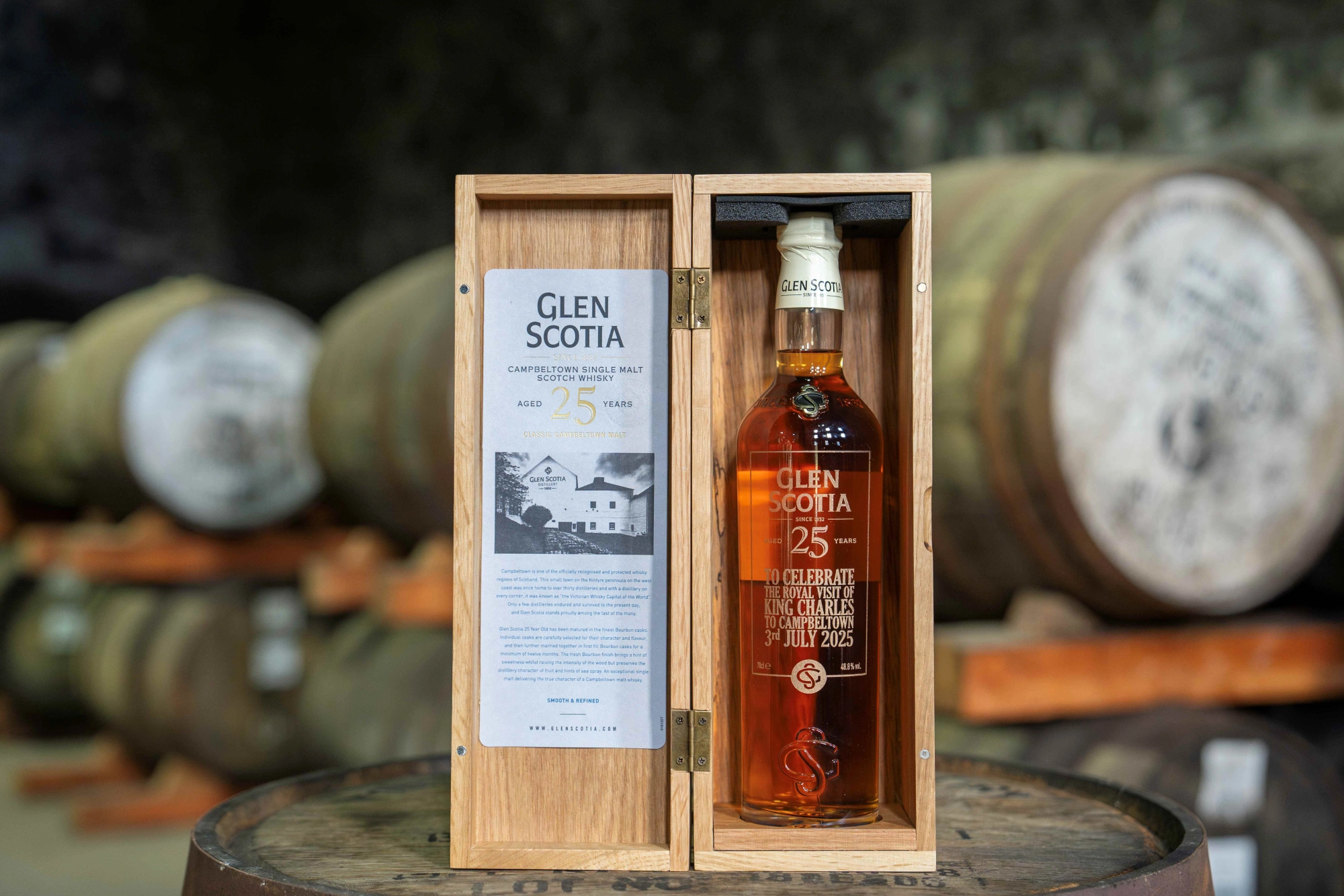 Glen Scotia presents bespoke bottling to King Charles III