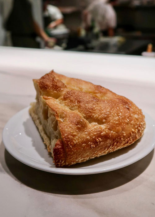 La pizza bianca de sésamo de Chambers es uno de los mejores bocadillos de vino de Nueva York.