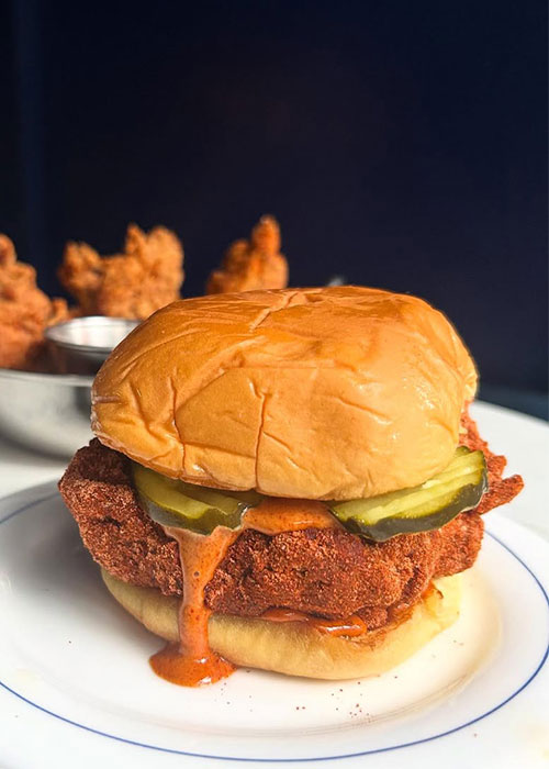 El sando de pollo picante de Disco Birdies es uno de los mejores bocadillos de vino de Nueva York.