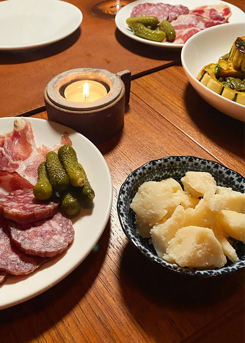 Los trozos de parm elegante de Parcelle son uno de los mejores bocadillos de vino de Nueva York.
