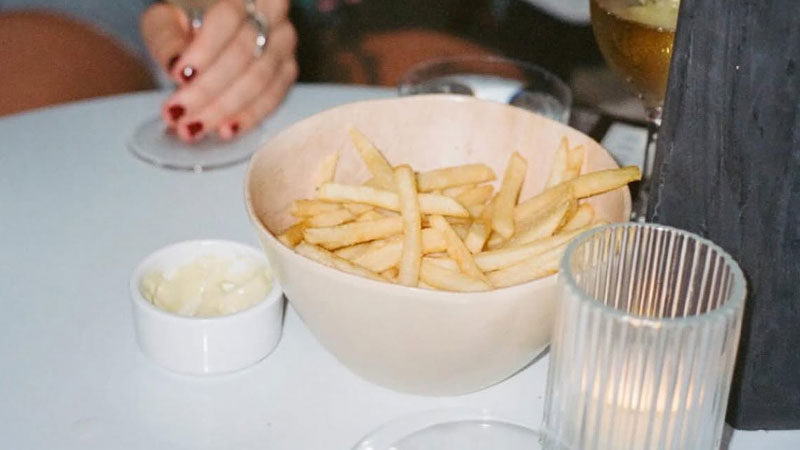 Plus de Vin's frites + alioli es uno de los mejores snacks de bar de vinos de Nueva York.