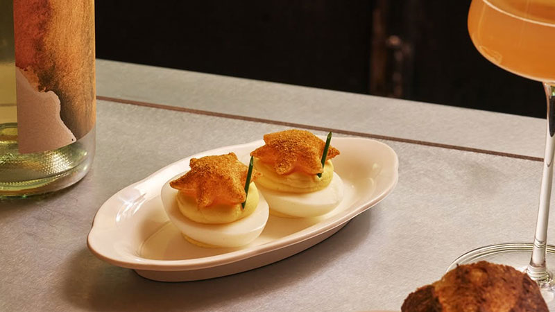 Los huevos rellenos de Stars son uno de los mejores bocadillos de vino de Nueva York.