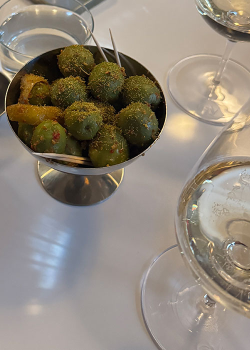 Con aceitunas Castlevetrano marinadas de otros es uno de los mejores bocadillos de vino en Nueva York.
