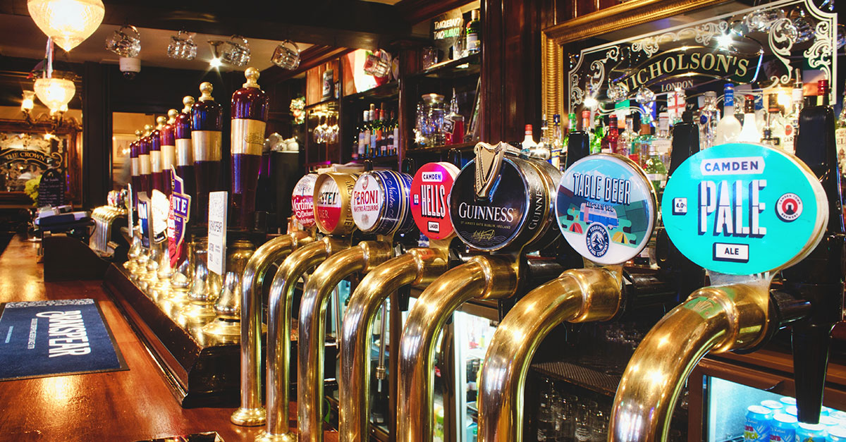 El Secretario de Energía del Reino Unido insta a los pubs a servir cerveza más caliente para combatir el aumento de los costos de la electricidad