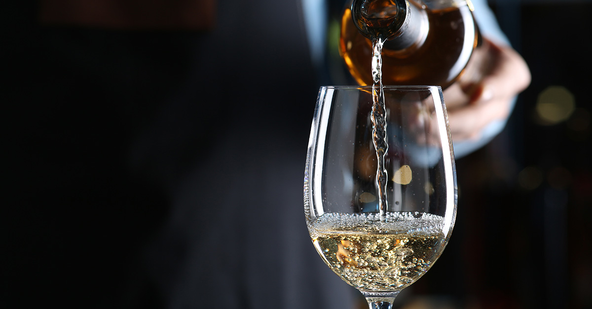 Preguntamos a 17 sumilleres: ¿Qué vino blanco ofrece la mejor relación calidad-precio? (2026)