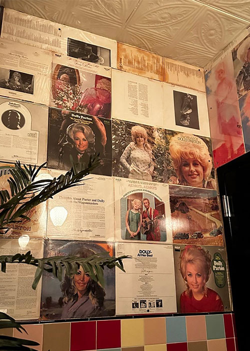 Dolly's Swig & Dive tiene uno de los mejores baños de bar de Nueva York.