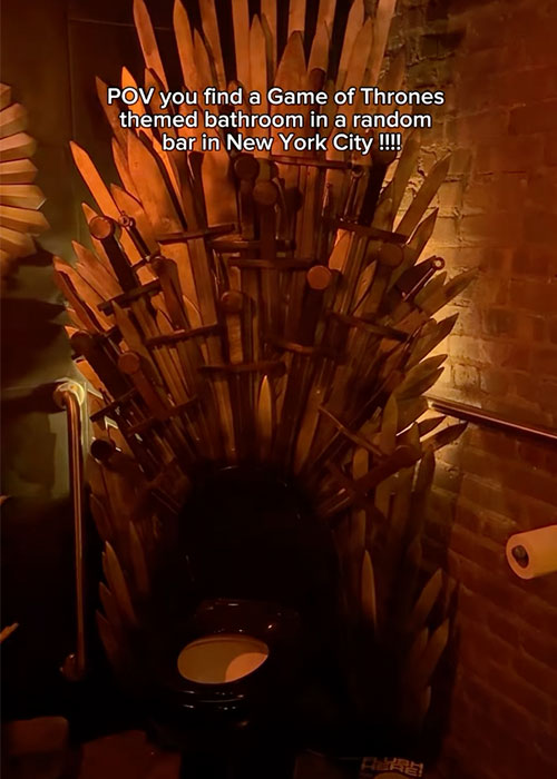 The Huntress tiene uno de los mejores baños de bar de Nueva York.