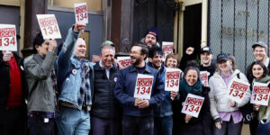 Empleados de Attaboy, NYC Cocktail Institution, votan a favor de sindicalizarse