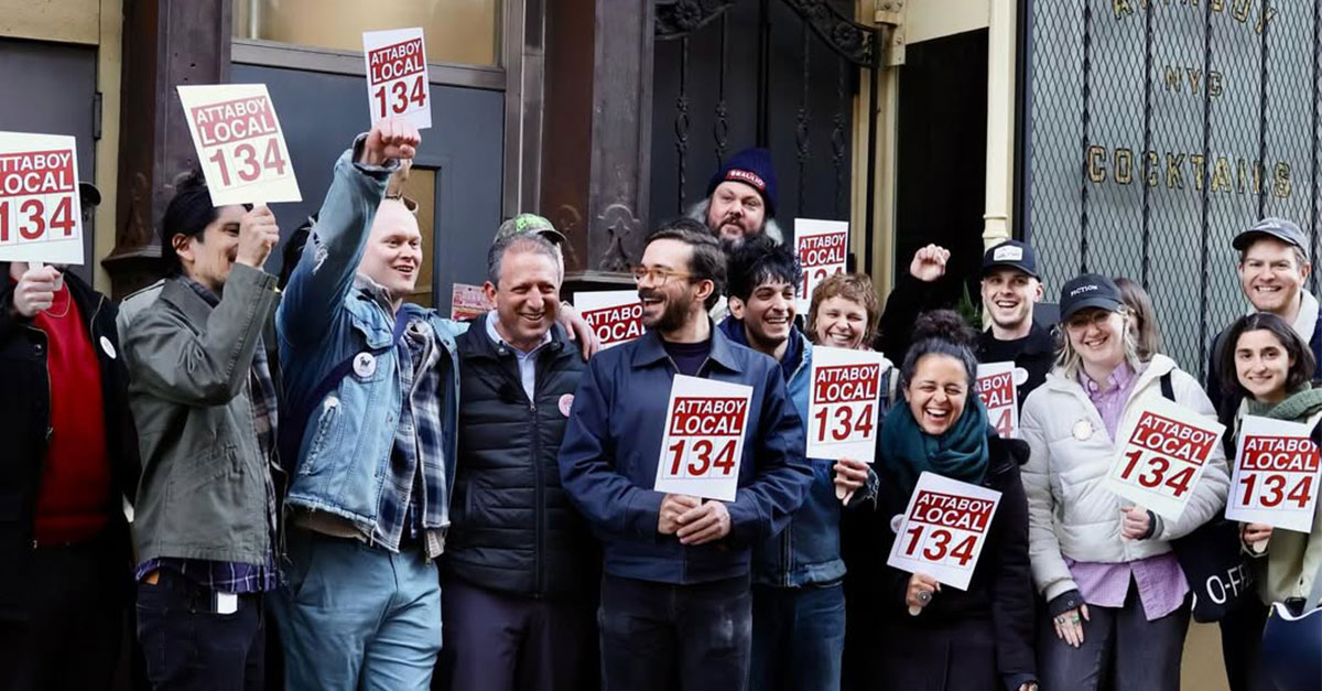 Empleados de Attaboy, NYC Cocktail Institution, votan a favor de sindicalizarse