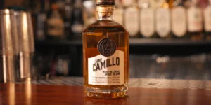 La destilería Il Signor Camillo, de la granja al vaso, lanza whisky inaugural “completamente italiano”