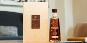 Four Roses lanza su bourbon más antiguo hasta el momento para inaugurar la línea de antología ‘Ultra-Premium’