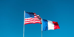 Trump amenaza con imponer aranceles del 100% al vino y el champán franceses, Macron se resiste