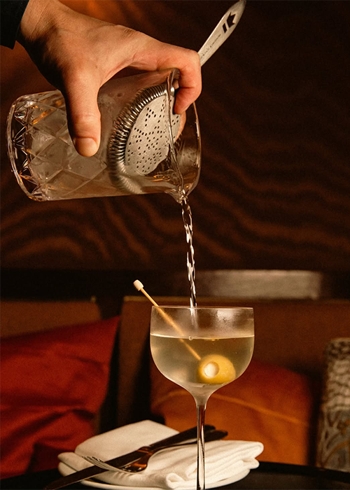 En Chez Fifi, combine el pollo asado con un Martini.
