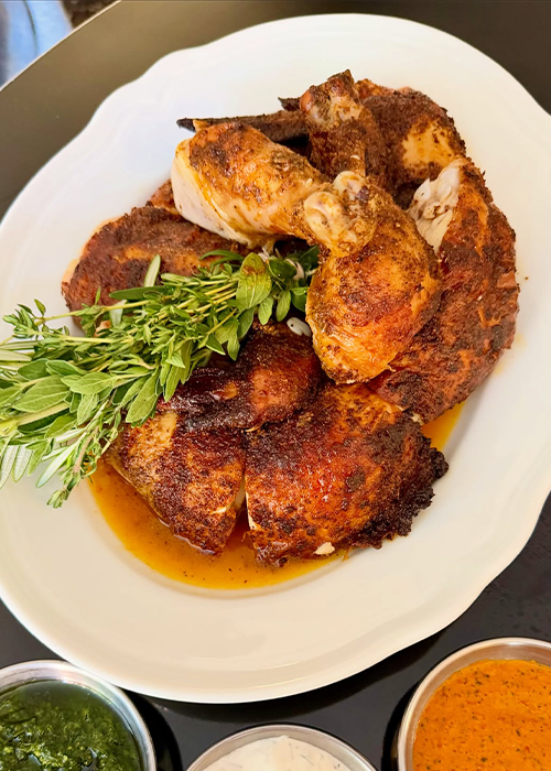 En Cleo, combine el pollo asado con un tinto frío. 