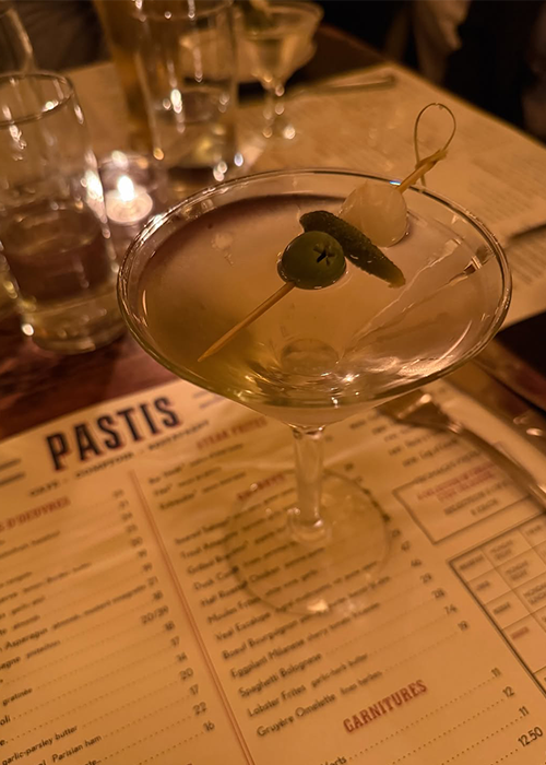 En Pastis, combine el pollo asado con un Martini.