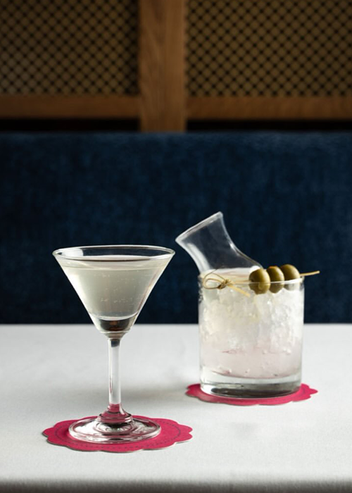 En Trudie's, combine el pollo asado con un Dirty Martini.