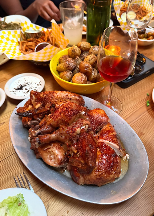 En The Fly, combine el pollo asado con un poco de jerez de barril.