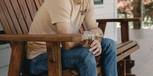 Cómo la estrella de NASCAR Ryan Blaney unió un legado familiar legendario con el arte del bourbon fino