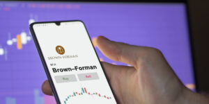Resumen semanal de Booze News: disputa familiar en Brown-Forman, Sazerac adquiere una nueva destilería de Kentucky y más