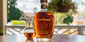 Resumen semanal de Booze News: Four Roses anuncia el lanzamiento anual de lotes pequeños, se intensifica el atraco de cerveza PBR y más
