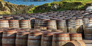 Resumen semanal de Booze News: la nueva categoría inglesa de whisky de pura malta enfurece a los destiladores escoceses, Trump eliminará los aranceles al whisky irlandés y más