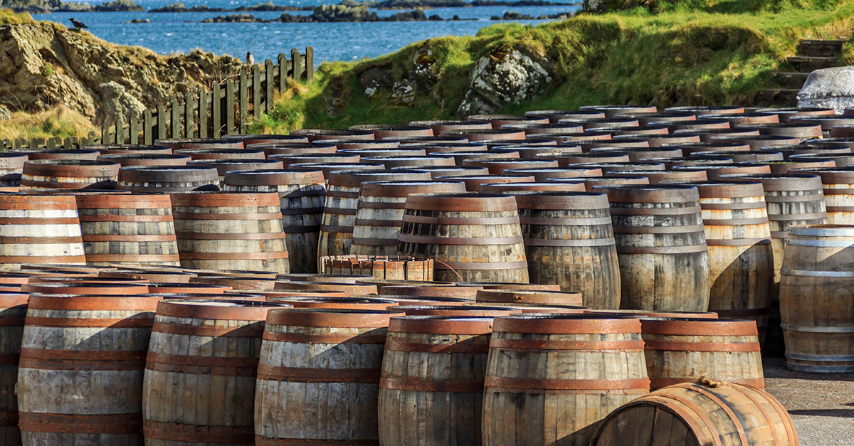 Resumen semanal de Booze News: la nueva categoría inglesa de whisky de pura malta enfurece a los destiladores escoceses, Trump eliminará los aranceles al whisky irlandés y más