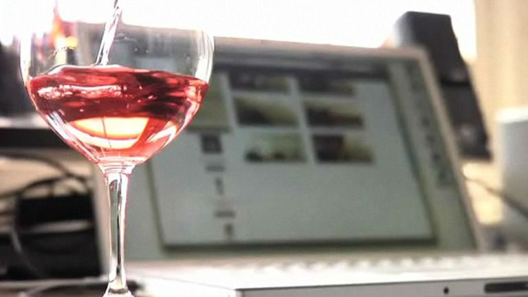 Las mujeres compran cada vez más vino online